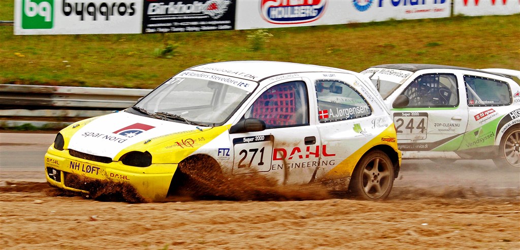 Den pludselig hjulløse Opel Corsa smuttede ud i sikkerhedssandet og Allan Jørgensen ærgrede sig derfor gul og grøn.
(Foto: Åge Keseler Kirketerp)